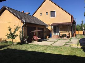 Debrecenben, Tégláskert csendes utcájában eladó egy nagyon jó állapotú, két generáció részére is alkalmas családi ház.