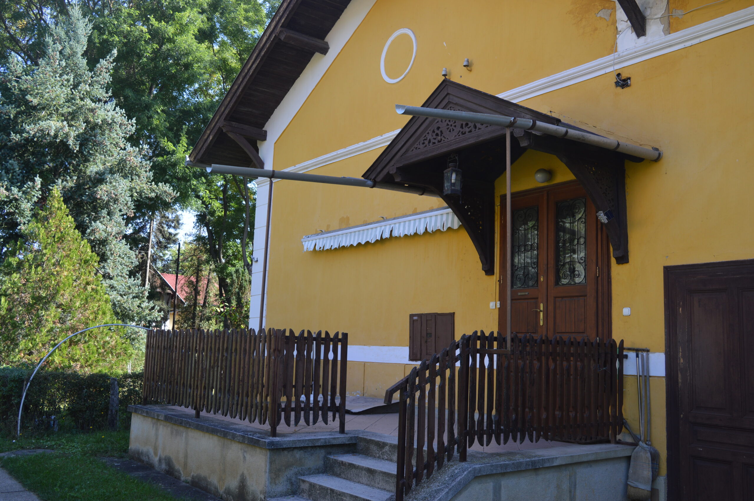 Debrecenben, Pallagon a Nemzetközi iskola mellett eladó 80 nm-es sorházi tanári lakás!